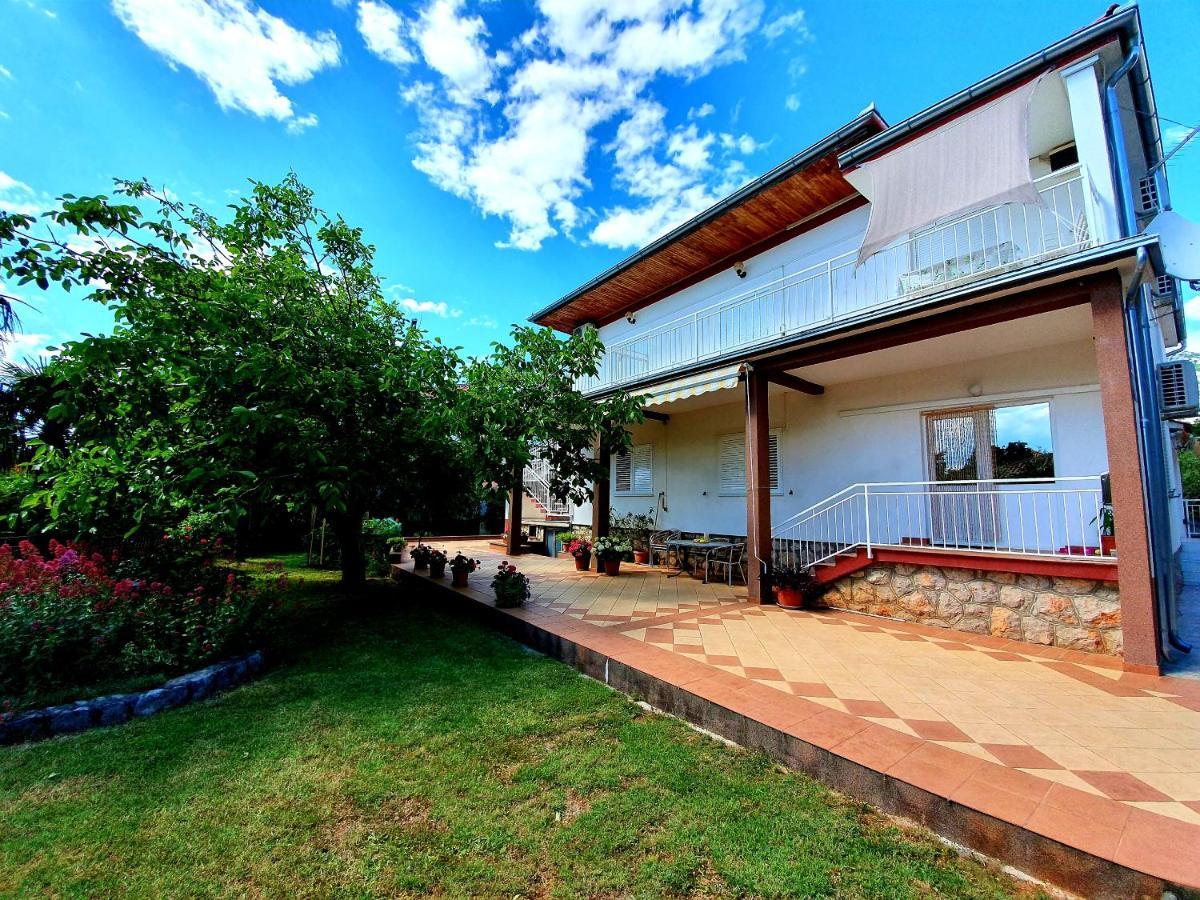 Apartamani Katarina Vl.Ilija Jusup Appartamento Starigrad Paklenica Esterno foto