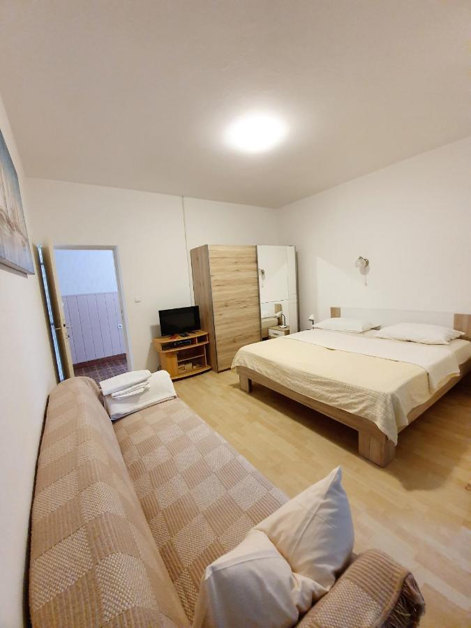Apartamani Katarina Vl.Ilija Jusup Appartamento Starigrad Paklenica Esterno foto