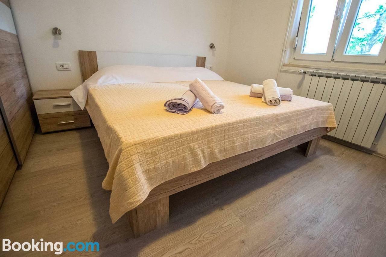 Apartamani Katarina Vl.Ilija Jusup Appartamento Starigrad Paklenica Esterno foto