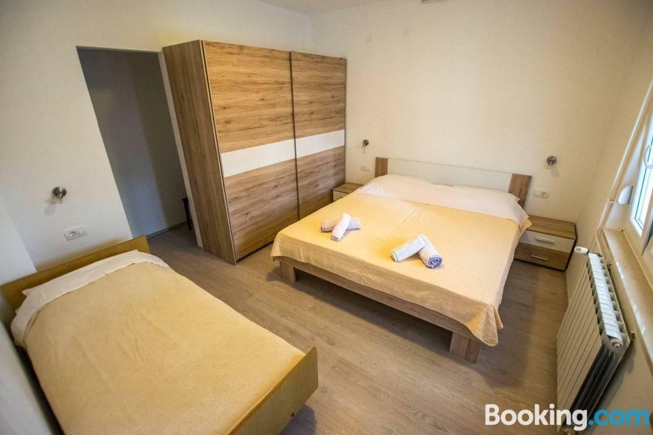 Apartamani Katarina Vl.Ilija Jusup Appartamento Starigrad Paklenica Esterno foto