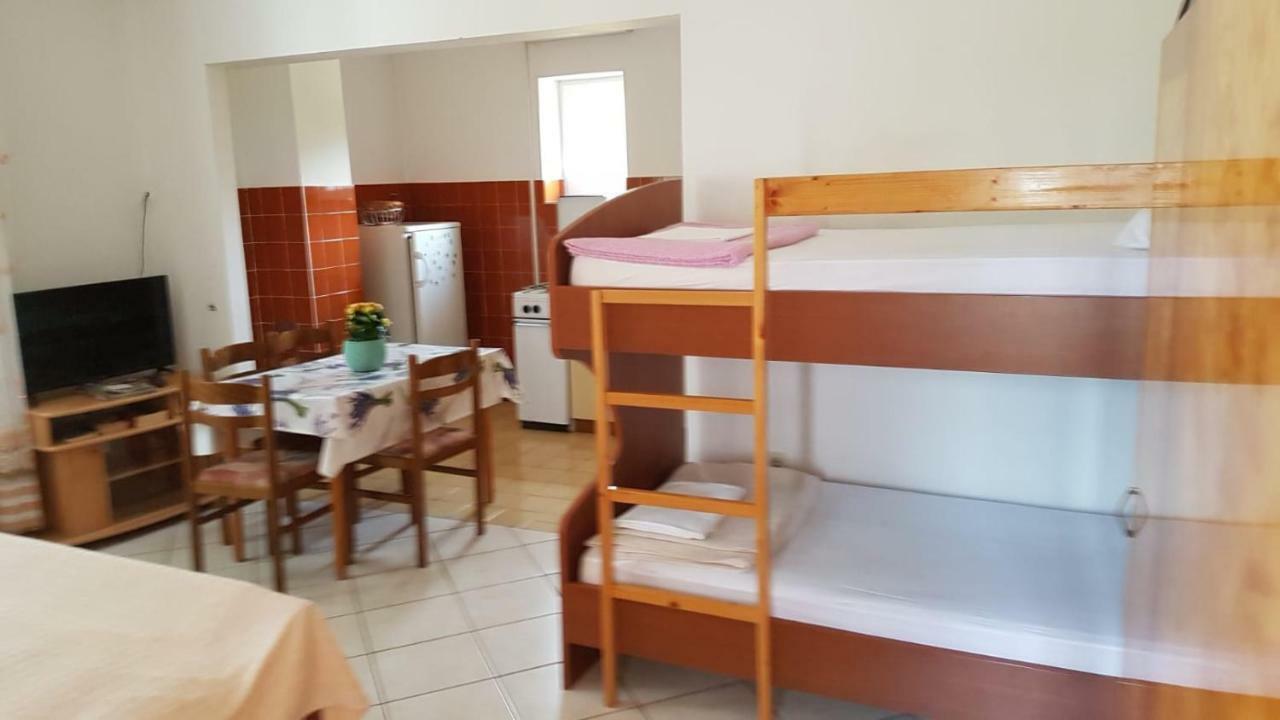 Apartamani Katarina Vl.Ilija Jusup Appartamento Starigrad Paklenica Esterno foto
